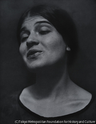 作品画像：（歌うティナ）