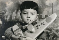 （飛行機を抱く子ども）