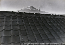 （屋根と富士山）