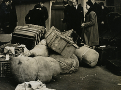 作品画像：荷物