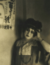 作品画像：築地小劇場にて