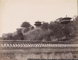 作品画像：（塀越しの寺院風景）