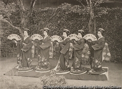 作品画像：芝の紅葉館での踊り