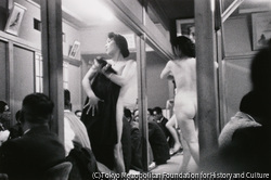（座敷でヌードの女性を見る男性たち）