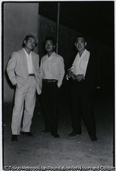 作品画像：3人連れの男