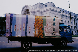 作品画像：南ベトナム下院議事堂の前を葬儀の車が通り過ぎる