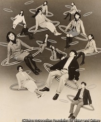 （輪に乗り浮かぶ人々）