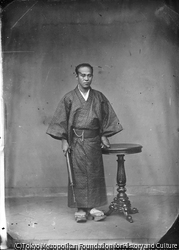 （傘を持つ男）