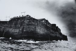 緑なき島－軍艦島：岩壁（ペトン）