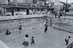 緑なき島－軍艦島：水のないプール