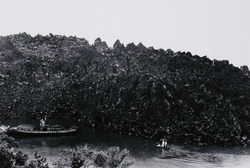 火の山の麓－黒神村：雨の日の熔岩の入江