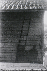 作品画像：長崎要塞司令部の建物板壁に残った兵士の影(南山手町 爆心から4.5km)