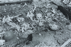 作品画像：城山国民学校校庭にのこる遺骨
