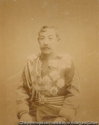 (礼服の男性像)