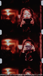 作品画像：写真を撮るウーナ、1977年「いまだ失わざる楽園」、あるいは「ウーナ3歳の年」より