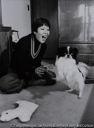 作品画像：（愛犬のパンちゃんと 自宅にて）