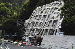 作品画像：道路工事現場のニホンザル
