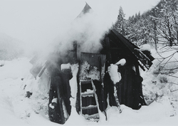 作品画像：炭焼き小屋