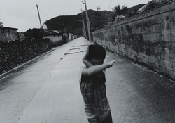 作品画像：ヒーローの真似をする少年