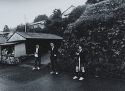 作品画像：バスを待つ高校生