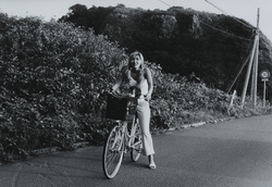 作品画像：自転車の母子