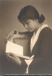 作品画像：(本を読む女性像)