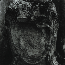 作品画像：顔が脱落した天使胸像