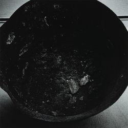 作品画像：頭蓋骨が付着している鉄兜