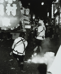 作品画像：爆竹が響き渡る精霊流し