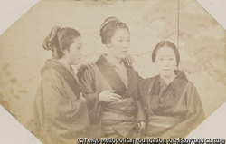 作品画像：（女性の集合写真）