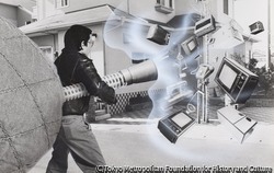 （電化製品に噴射する男）