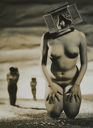 作品画像：（箱をかぶったヌード座像）