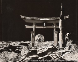 （惑星にある鳥居とロケット）