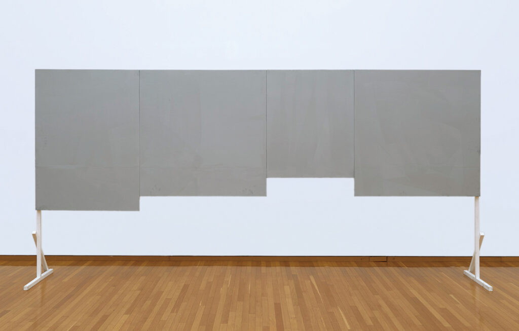 作品画像：4つの絵画と自立するための脚