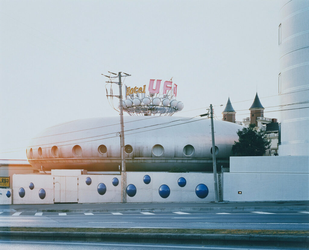 作品画像：「TOKYO SUBURBIA 東京郊外」ラブホテルUFO、千葉県