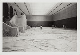 作品画像：［「第10回日本国際美術展　人間と物質」（1970年）記録写真］ ［クリスト《包装した床》］