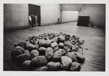 作品画像：［「第10回日本国際美術展　人間と物質」（1970年）記録写真］ ［小池一誠《石》］