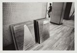 作品画像：［「第10回日本国際美術展　人間と物質」（1970年）記録写真］ ［野村仁《ドライアイス》展示作業中］