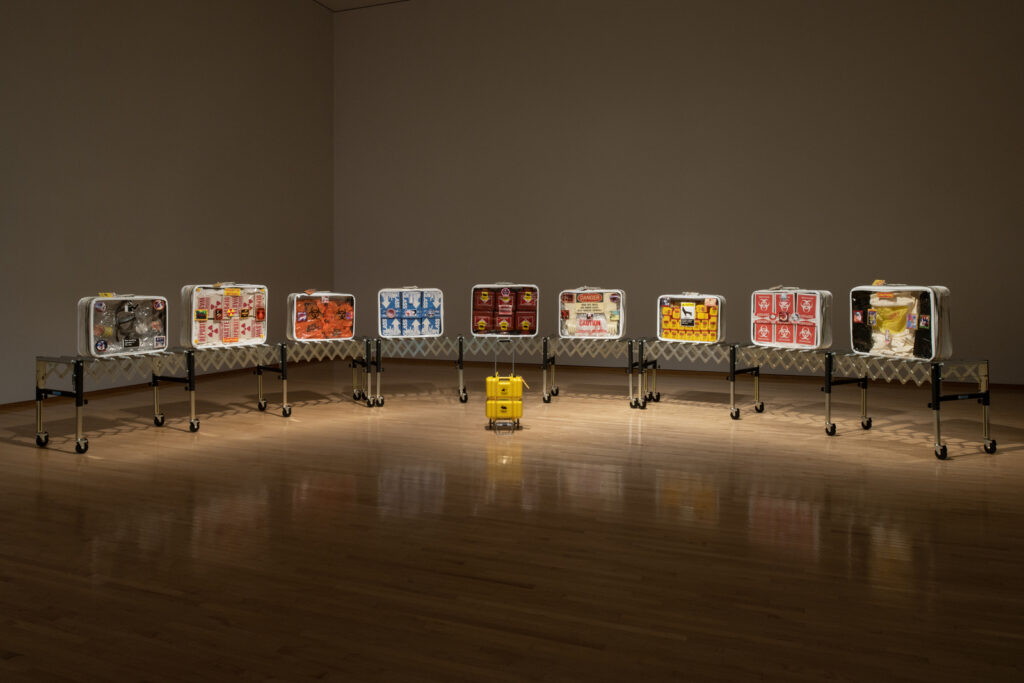 作品画像：スーツケース（World Membrane: Disposal Containers – Suitcase）