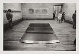 作品画像：［「第10回日本国際美術展　人間と物質」（1970年）記録写真］ ［小清水漸《鉄板Ⅰ》］