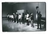 ［Viva! Fluxus 記録写真］ ジョージ・マチューナス《アドリアーノ・オリベッティに捧ぐ》　エリック・アンダーセン　靉嘔　ベン・パターソン　村井啓哲　小野寺奈津　柴田暦　高須修　植松琢磨　ヴァリンダ　ヤリタミサコ