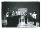 ［Viva! Fluxus 記録写真］ アリソン・ノールズ《ニュースペーパー・ミュージック》　エリック・アンダーセン　ベン・パターソン　クリストフ・シャルル　柴田暦　植松琢磨　塩見允枝子　