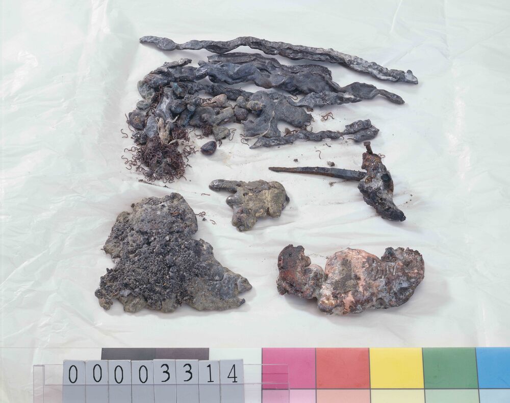 溶解金属片一括（皇居正殿戦災遺品）